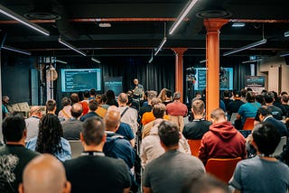 Donner une conference tech : les coulisses 🎤