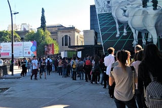 El público joven se adueña de las tardes de la Feria del Libro