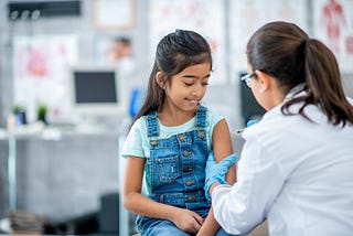 Estudiante de escuela recibiendo una vacuna