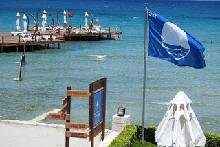 Pandemia rrit edhe më shumë rëndësinë e “flamurit blu” në plazhe.