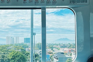 Semesta yang Terlalu Presisi — dan Angka yang Tahu Segalanya Duluan