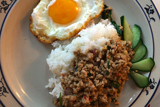 料理新手日記＃1 : 十分鐘做好連肉都不用先醃的泰式打拋豬（Pad Kra Pao）