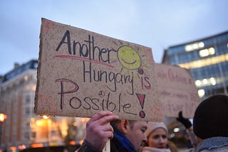 “Foco no lado positivo, mas temos uma crise política preocupante aqui na Hungria”