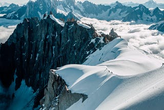 Image illustrant une ligne de crête en haute montagne.