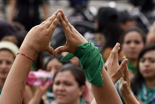 Aborto sob uma perspectiva crítica lésbica radical — Amor entre Mulheres é o melhor contraceptivo