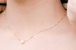 THE ULTIMATE GUIDE TO STYLING YOUR NECKLACE