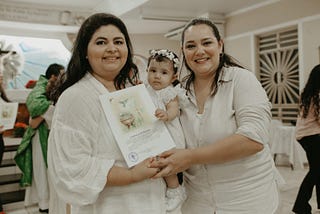 Devotas de Santa Clara, mães comemoram benção da maternidade com batismo da filha na igreja