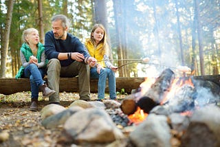 Cómo prepararse para una pequeña acampada con tus 3–4 hijos, cómo complacer a todos