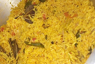 How to prepare tomato rice, a recipe for bachelors