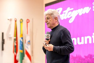 Caco Barcellos dá palestra em Florianópolis sobre cobertura de violência nas escolas