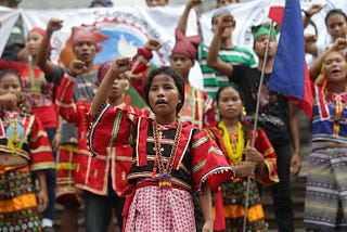 “Hinagpis ng api”

Lumad kung tatawagin,
ngunit ang katumbas nitong kahulugan ay napakalalim.