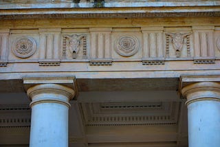 A frieze with Tuscan columns, flowers and brucaniums