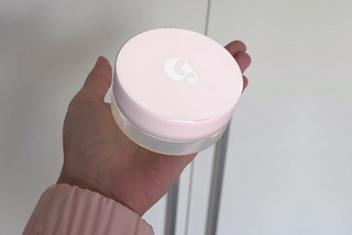 The ‘Glossier’ Augmented Reality effect, designed for the Instagram platform, offers an immersive AR experience showcasing lifelike 3D Glossier products. Users are provided with an interactive and engaging virtual encounter, allowing them to explore Glossier’s renowned beauty offerings