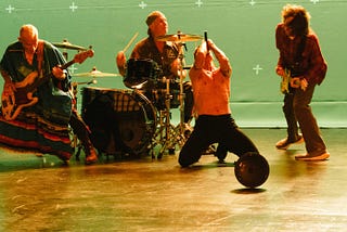 Black Summer (3/5): Red Hot lança música regular como single depois de anos sem lançamentos