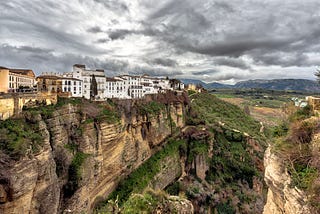 Pueblo junto a un abismo