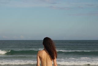 Repressão moral ao naturismo mascara interesses econômicos