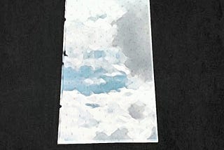 Uma janela está centralizada na fotografia. Ela está distante e cercada por um fundo completamente preto, mas é possível ver o céu azul no meio.