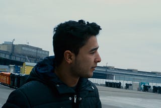 ‘Aeroporto central’ usa espaços para falar do abandono dos imigrantes em Berlim