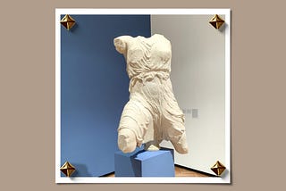 a photo of the statue “Figura femenina en movimiento” (Female figure in motion), described in the article.