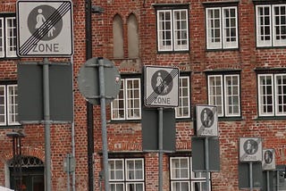 Lübeck, Luebeck, Fußgängerzone, Schild, Schilder, signs, Germans love signs, Germans need rules and regulations