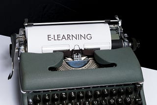 Foglio di carta con la parola E-LEARNING che esce da una vecchia macchina da scrivere