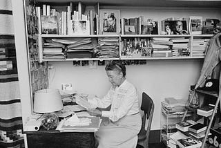 Entre la persona y el personaje: Convertirse en Beauvoir de Kate Kirkpatrick.