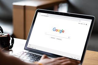 Consultando o “Dr Google”: cuidados importantes ao buscar informações sobre saúde na internet.
