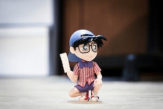 Detective Conan ffigurine holding a piece of paper