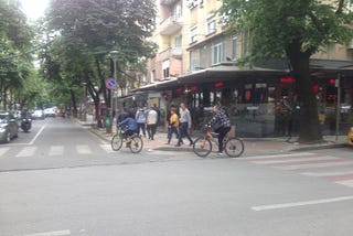 Korsitë e biçikletave një urgjencë në të gjitha rrugët kryesore të Tiranës; në të majtë , në të…