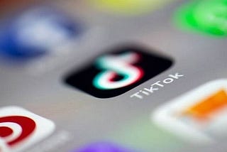Tik Tok - “A” plataforma que está moldando como toda uma geração está aprendendo a perceber o mundo.