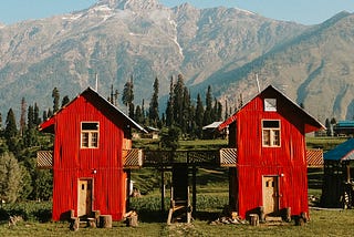 How cabins, whether in the desert or the woods, use different forms to blend into nature