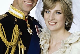 Lady Diana Spencer menggunakan Tiara Spencer disaat pernikahannya, apakah dia tidak diberi Ratu…