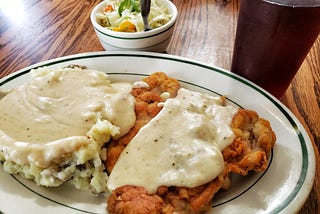 Fried chicken with white creamy sauce