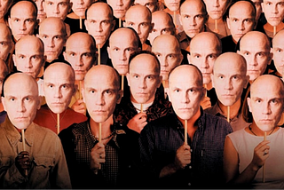 Poster do filme “Quero Ser John Malkovich”, com diversas pessoas segurando uma máscara do rosto de John Malkovich em frente ao seu, todos com a mesma expressão.