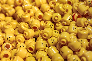 A pile of lego heads