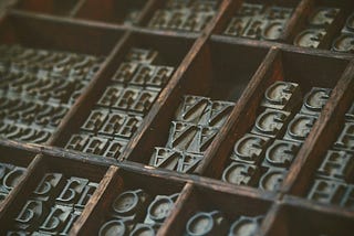 https://unsplash.com/it/foto/gioielli-grigi-con-lettere-assortite-in-scatole-organizer-in-legno-marrone-Oxl_KBNqxGA