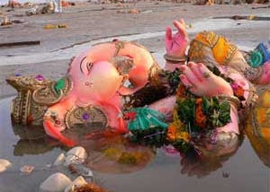 Surtis taking pledge this Ganesh Visarjan to keep River Tapi Swachha