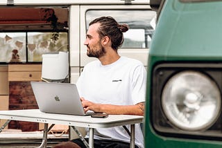 Minimalism in the Digital Age: Balancing Technology and Simplicity in Van Life