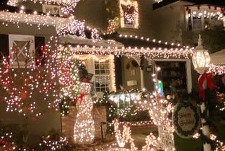 Улицы рождественских огоньков или как американцы украшают свои дома к Рождеству ✨