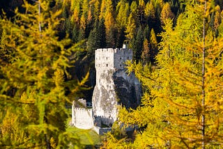 Vista panoramica della Valle verdeggiante in cui si colloca il Castello che, in questa foto, occupa il centro focale.