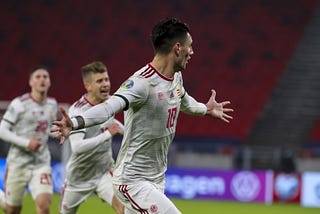 Dominik Szoboszlai comemora o gol que classificou a Hungria para a Eurocopa 2020.