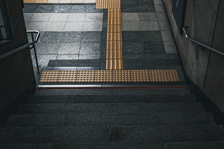 Imagem de uma escada de um metrô.