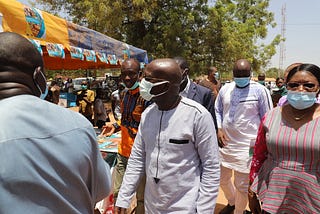 Le ministre de l’eau et de l’assainissement accompagnée par le gouverneur pour une visite de la foire