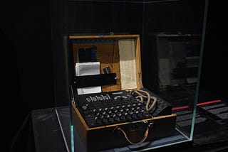 Enigma Machine. Picture from https://unsplash.com/fr/@maurosbicego