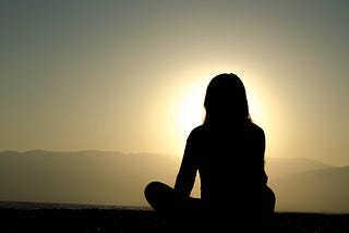 Women looking over the horizon into sunrise (https://unsplash.com/@dingzeyuli)