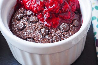 Vegan Recipe — Quick & Easy Mugcake: chocolate cake with raspberry sauce