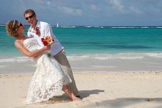 Linen Beach Wedding Groom Attire: Effortless Elegance for Your Coastal Celebration