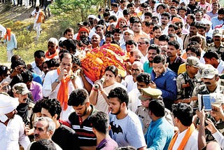 समाज कौन बदलता है ?