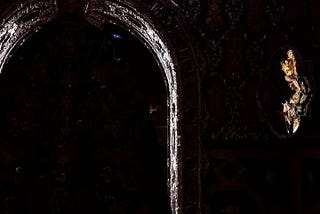 Llevo dos años sin ver la cara de la Virgen a una distancia menor que la que hay desde la reja del…