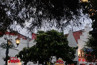 Malioboro Yogyakarta dan Tunjungan Surabaya